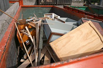 Sperrmüll in einem Abfallcontainer