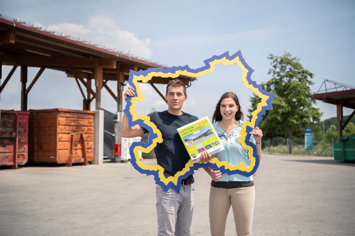 zwei Personen mit Landkarte im Abfallsammelzentrum