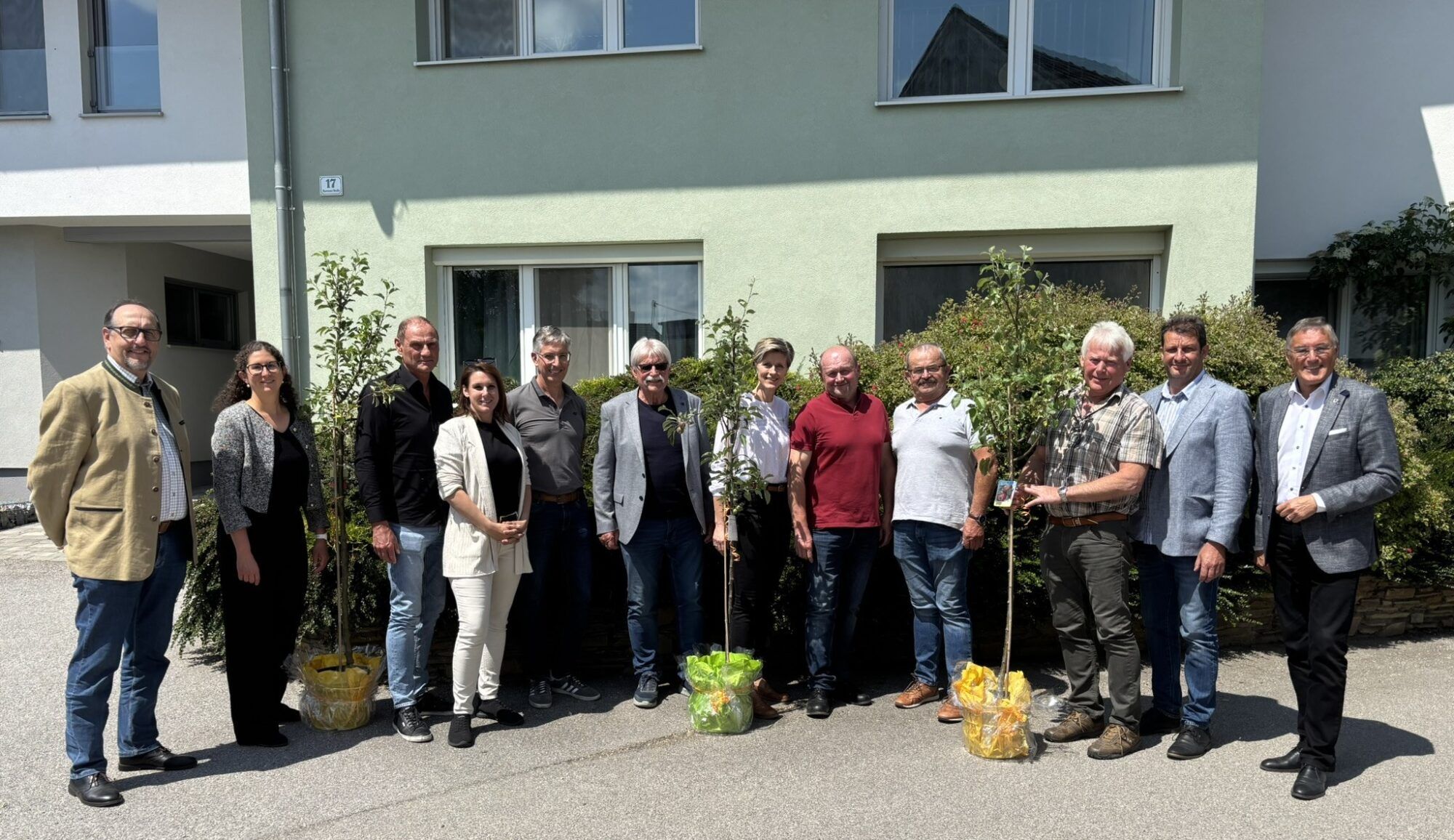 G.V.U.-Obmann Bgm. Ludwig Deltl (re.), Obm-Stv. Bgm. Ing. Hermann Gindl (6.v.li.), und Gesch&auml;ftsf&uuml;hrerin DI Kathrin D&uuml;rr (2.v.li.) bedankten sich im Rahmen der &Uuml;bergabe der Obstb&auml;ume bei den engagierten Helferinnen und Helfern.