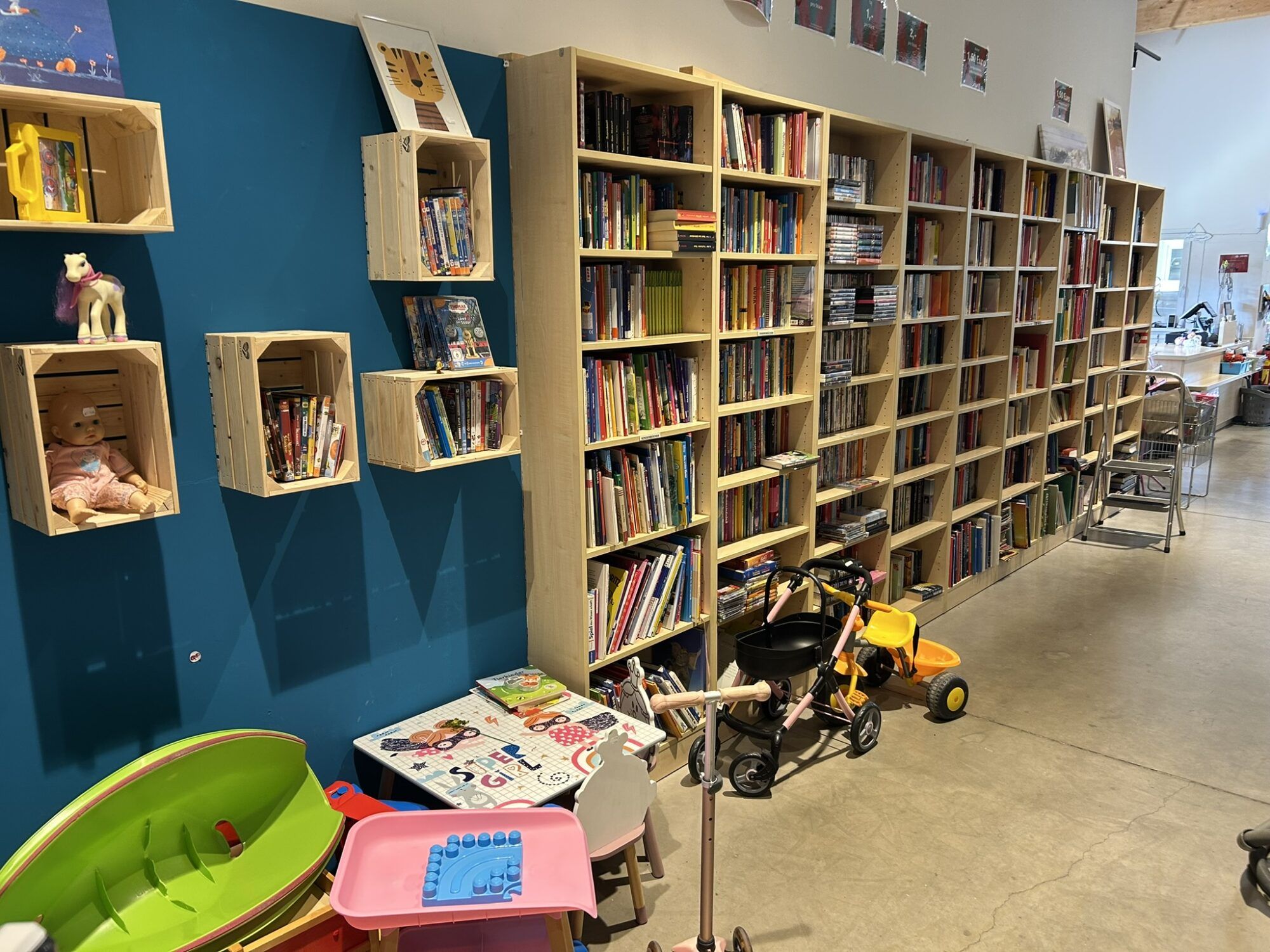 B&uuml;cher- und Spielewand im ReVital ASZ Nord Shop in Wels