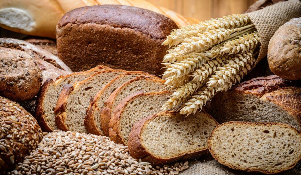 Auf dem Bild diverse Backwaren, Brot und Weizen&auml;hren zu sehen,