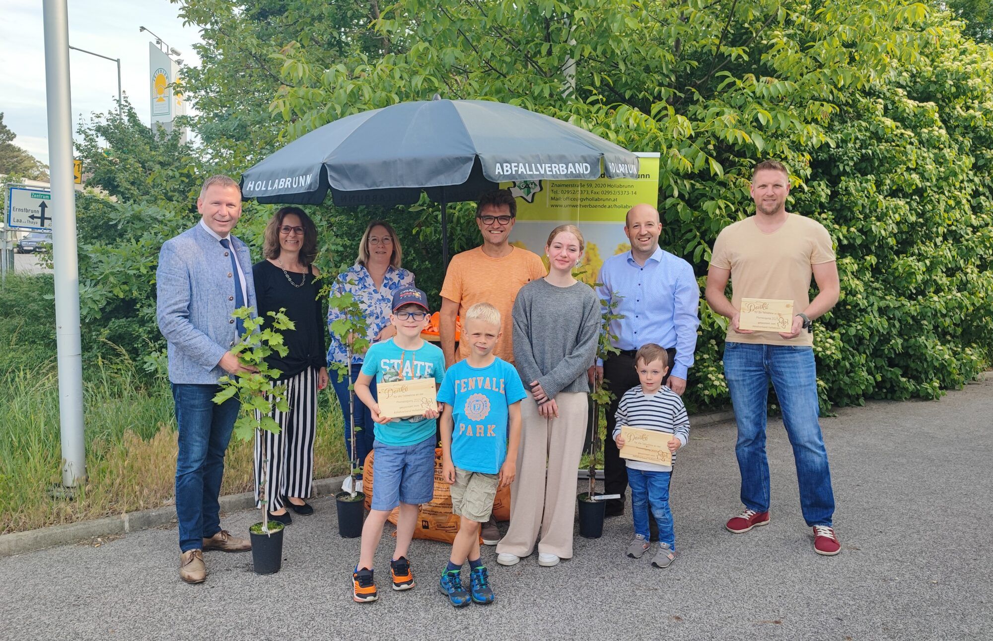 Hollabrunner Personen stehen auf einem Gruppenfoto zusammen.