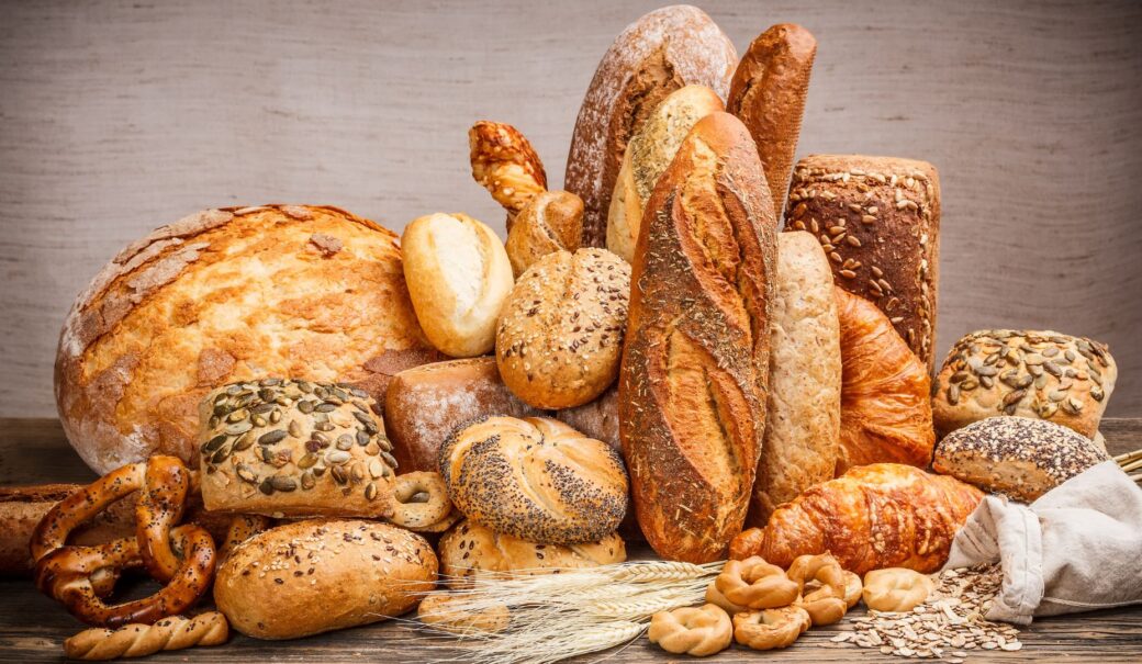 Auf dem Bild ist eine Variation an Brot und Gebäck zu sehen.