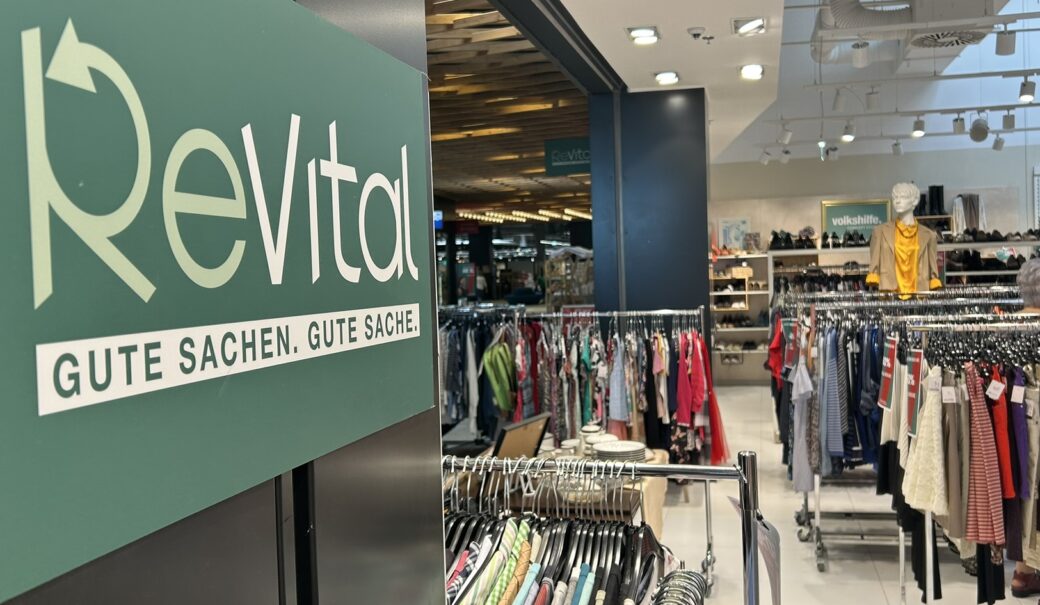 ReVital Schild mit Shop im Hintergrund