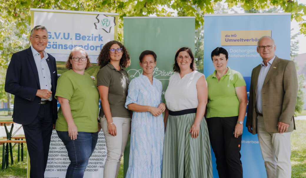 Von links nach rechts am Bild: Ludwig Deltl, B&uuml;rgermeister und Obmann des Gemeindeverbands f&uuml;r Umweltschutz im Bezirk G&auml;nserndorf; Sandra Kuhn, Bezirksb&auml;uerin G&auml;nserndorf; Kathrin D&uuml;rr, Gesch&auml;ftsf&uuml;hrerin des GVU Bezirk G&auml;nserndorf; Verena Gstaltner B&uuml;rgermeisterin Bad Pirawarth; Christine Habertheuer, Die B&auml;uerinnen Landesgesch&auml;ftsf&uuml;hrerin N&Ouml; ; Michaela Zuschmann, Landesb&auml;uerin-Stv. f&uuml;r das Weinviertel; Roman Stachelberger, Vizepr&auml;sident der N&Ouml; Umweltverb&auml;nde