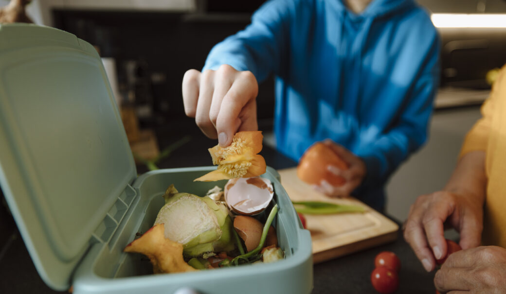 In Müllsammelbehälter werden unvermeidbare Lebensmittelabfälle gesammelt